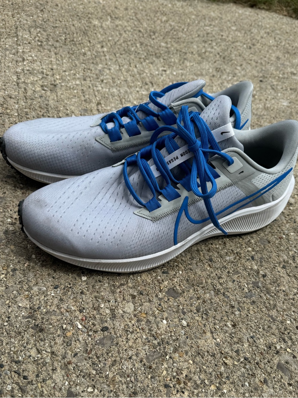 EUC Light Gray Nike Athletic Sneakers with Blue Accents Men’s Size 11